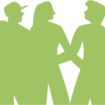 Kolme nuorta henkilöä, jotka seisovat yhdessä, silhouetissa vihreällä taustalla.